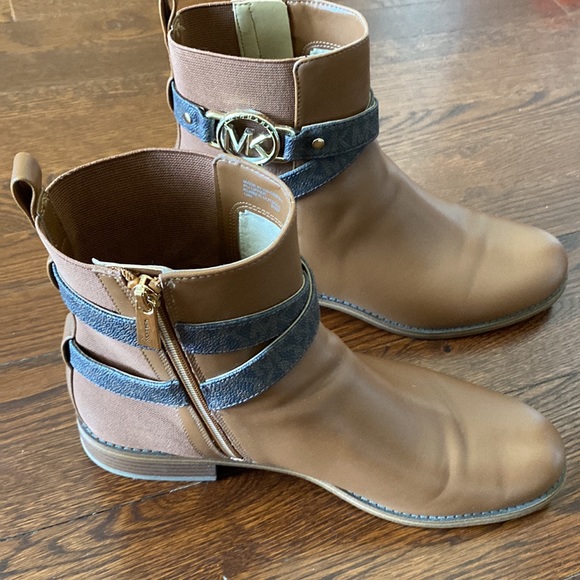 Slightly used Michael Kors Leather boots size 10 - Picture 4 of 6